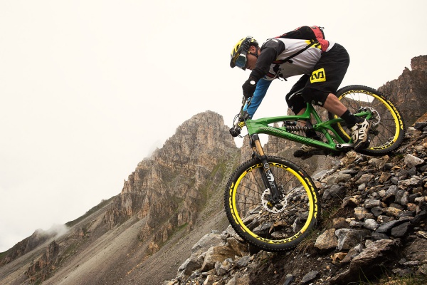 Lagere school Initiatief Geweldig Downhill Mountain Biking Risks - Are They Worth It? - I Love Bicycling